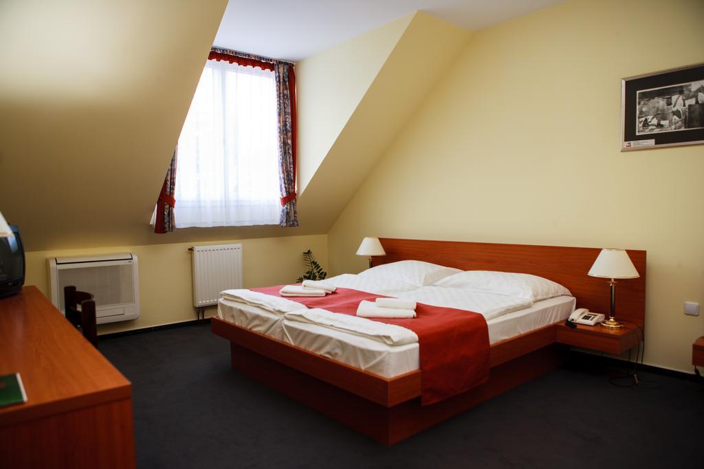 Lipa Hotel Es Etterem St. Gotthard Zimmer foto