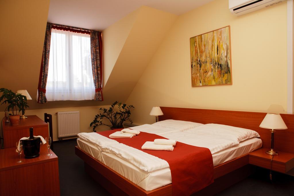 Lipa Hotel Es Etterem St. Gotthard Zimmer foto